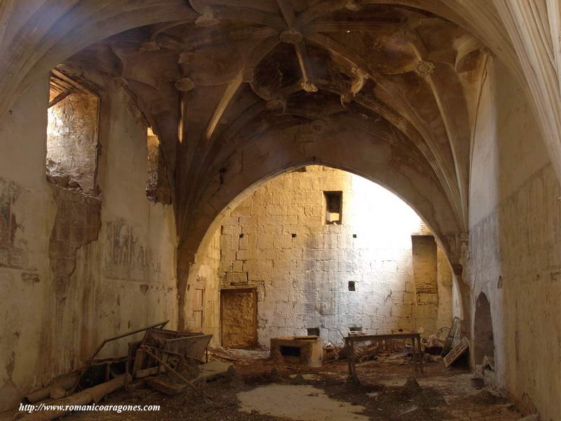 INTERIOR DE LA NAVE HACIA LOS PIES. ARCO FAJN ORIGINAL